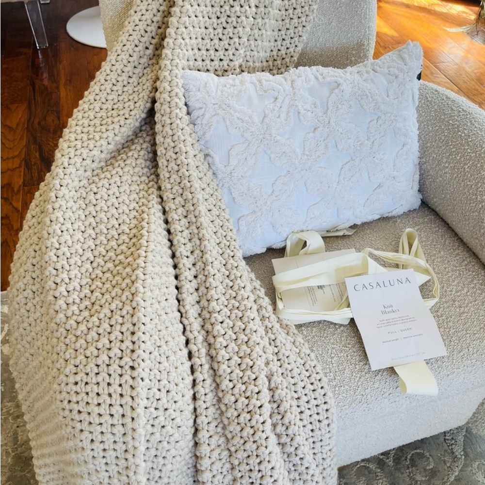 New.Queen. Chunky knit bed throw blanket